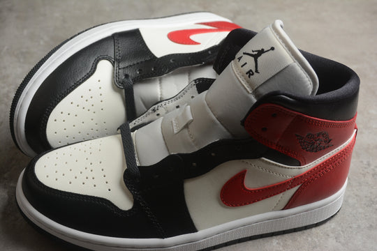 Tênis Nike Air Jordan 1 Mid Chicago Black Toe