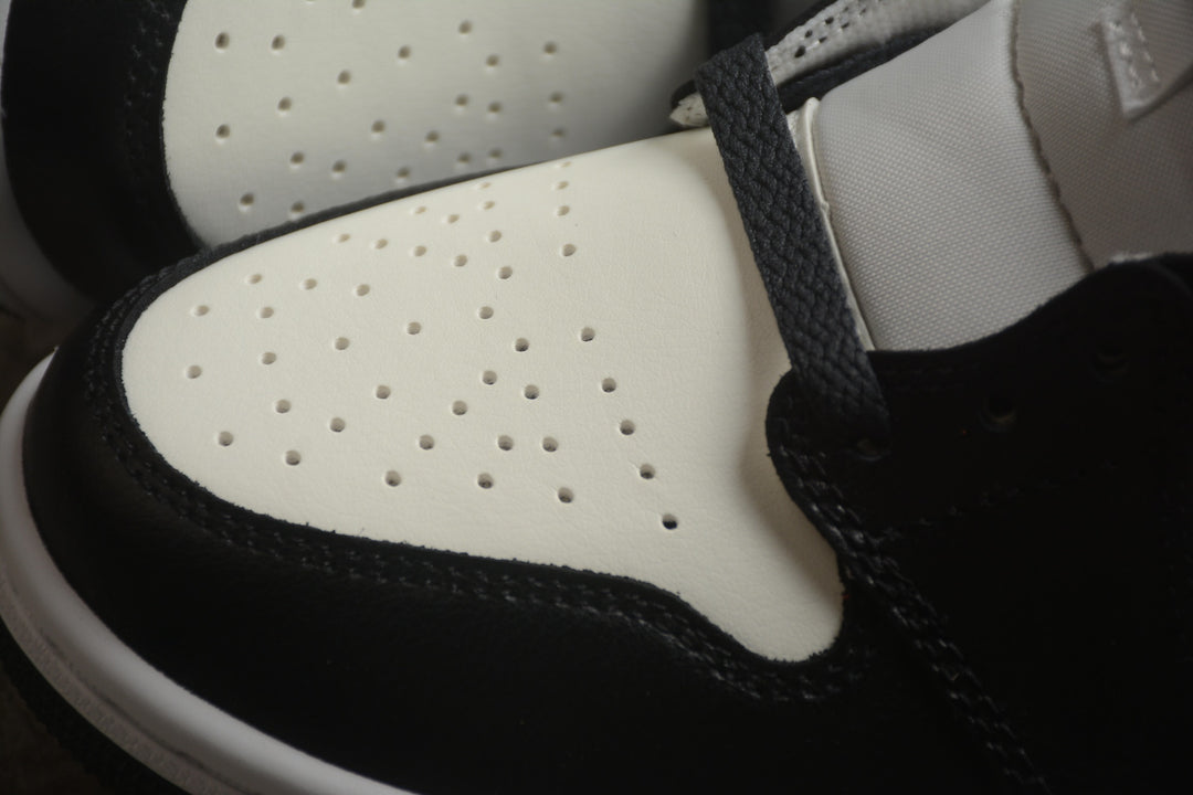 Tênis Nike Air Jordan 1 Mid Chicago Black Toe