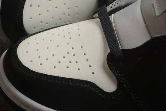 Tênis Nike Air Jordan 1 Mid Chicago Black Toe