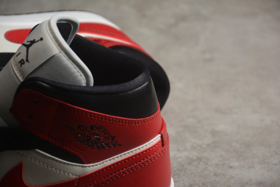 Tênis Nike Air Jordan 1 Mid Chicago Black Toe