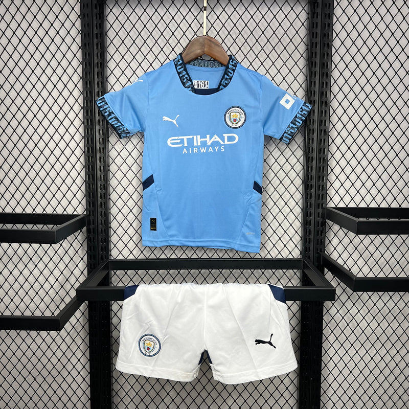 conjunto-kit-com-calção-infantil-kids-para-crianças-camisa-camiseta-do-manchester-city-nova-lançamento-puma-da-temporada-2024/25-24/25-i-1-titular-principal-primeira-home-azul-tailandesa-réplica-pro-mantos-haaland-de-bruyne-savinho