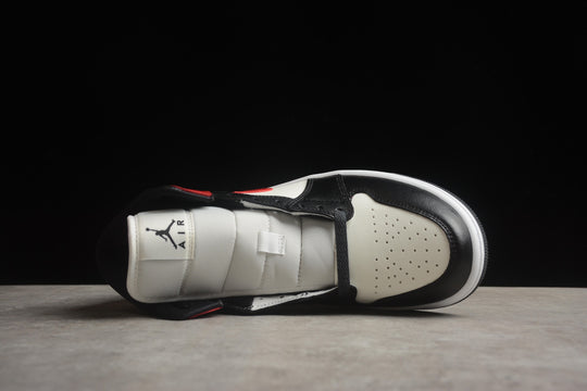 Tênis Nike Air Jordan 1 Mid Chicago Black Toe