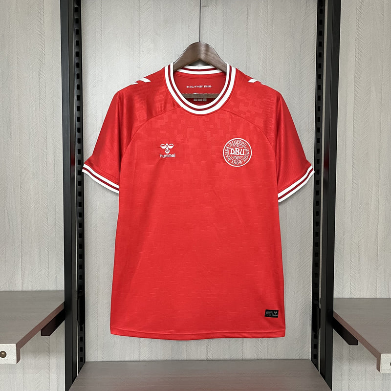 camisa-camiseta-blusa-da-dinamarca-eriksen-nova-lançamento-temporada-2024/25-24/25-eurocopa-hemmel-i-1-titular-principal-primeira-home-vermelha-masculina-versão-modelo-torcedor-tailandesa-réplica-pro-mantos