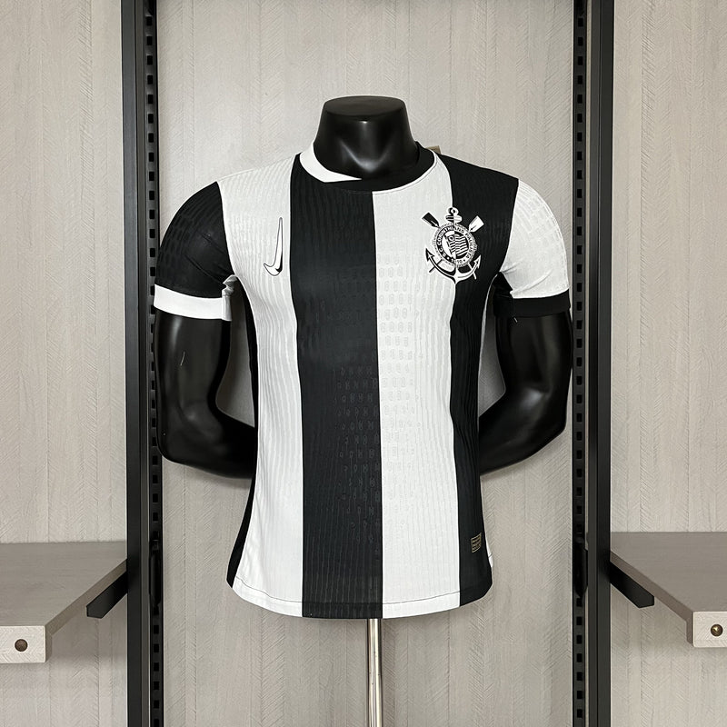 camisa-camiseta-blusa-do-corinthians-timao-nova-lançamento-nike-pra-baixo-da-temporada-2024/25-24/25-iii-3-terceira-third-preta-com-branco-listrada-metade-masculina-versão-modelo-jogador-tailandesa-réplica-pro-mantos-garro-romero-talles-magno