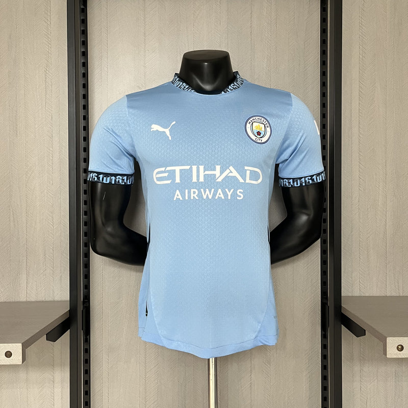 camisa-camiseta-blusa-do-manchester-city-nova-lançamento-puma-da-temporada-2024/25-24/25-i-1-titular-principal-primeira-home-azul-etihad-masculina-versão-modelo-jogador-player-tailandesa-réplica-pro-mantos-haaland-de-bruyne-savinho