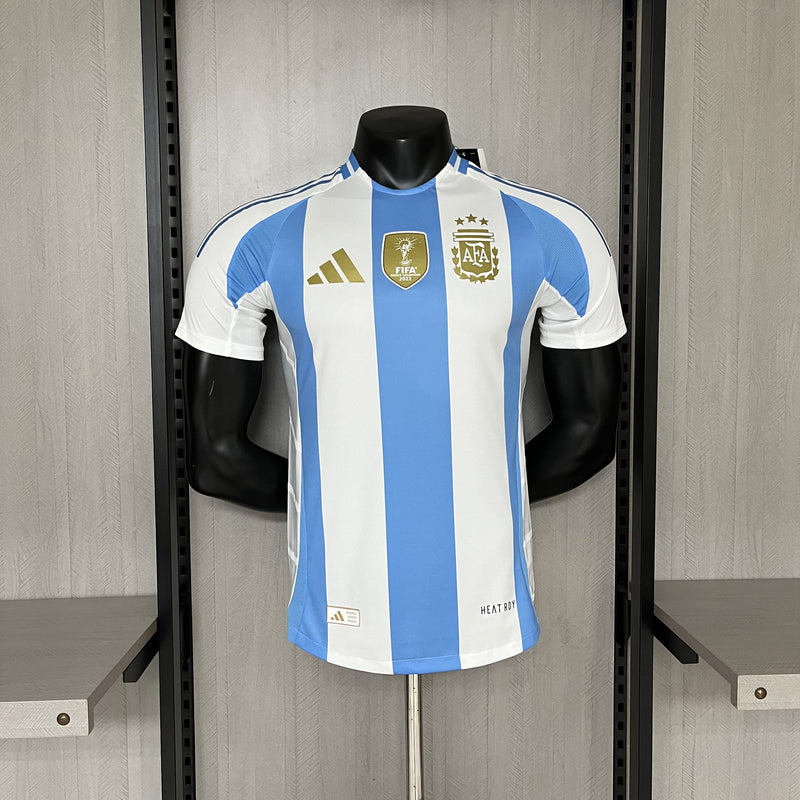 camisa-camiseta-da-seleção-argentina-nova-lançamento-lionel-messi-2024/25-24/25-i-1-titular-principal-primeira-home-casa-azul-listrada-albiceleste-e-branca-dourado-título-copa-do-mundo-2022-di-maria-julian-alvarez-masculina-versão-jogador