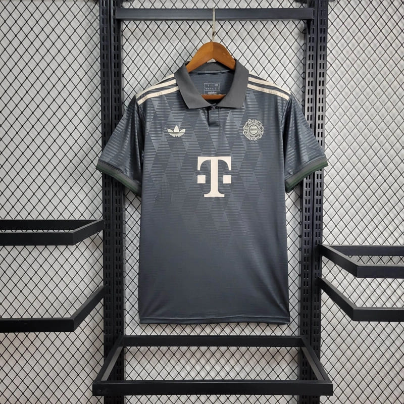 camisa-camiseta-do-bayern-de-munique-adidas-nova-lançamento-da-temporada-2024/25-24/25-cinza-trevo-gola-polo-t-harry-kane-edição-especial-oktoberfest-masculina-versão-torcedor-tailandesa-réplica-pro-mantos