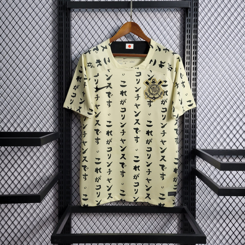 camisa-camiseta-nike-do-corinthians-da-temporada-2022/23-22/23-iii-3-terceira-third-amarela-branca-letras-japão-japonês-masculina-versão-modelo-torcedor-tailandesa-réplica-pro-mantos
