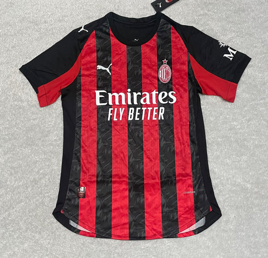 camisa camiseta blusa do milan nova lançamento da temporada 2025/26 25/25 i 1 titular principal primeira home listrada vermelha e preta masculina versão jogador tailandesa réplica pro mantos