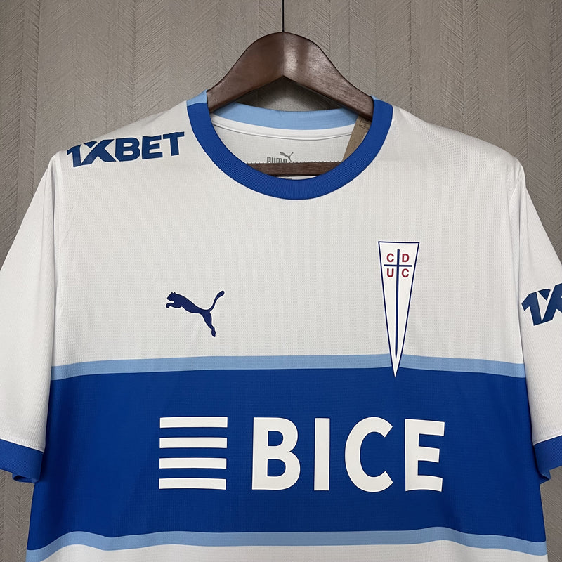 comprar-camisa-camiseta-blusa-da-universidad-católica-do-chile-nova-lançamento-da-temporada-2024/25-24/25-i-1-titular-principal-primeira-home-branca-e-com-azul-bice-puma-ucdc-cruz-masculina-versão-modelo-torcedor-tailandesa-réplica