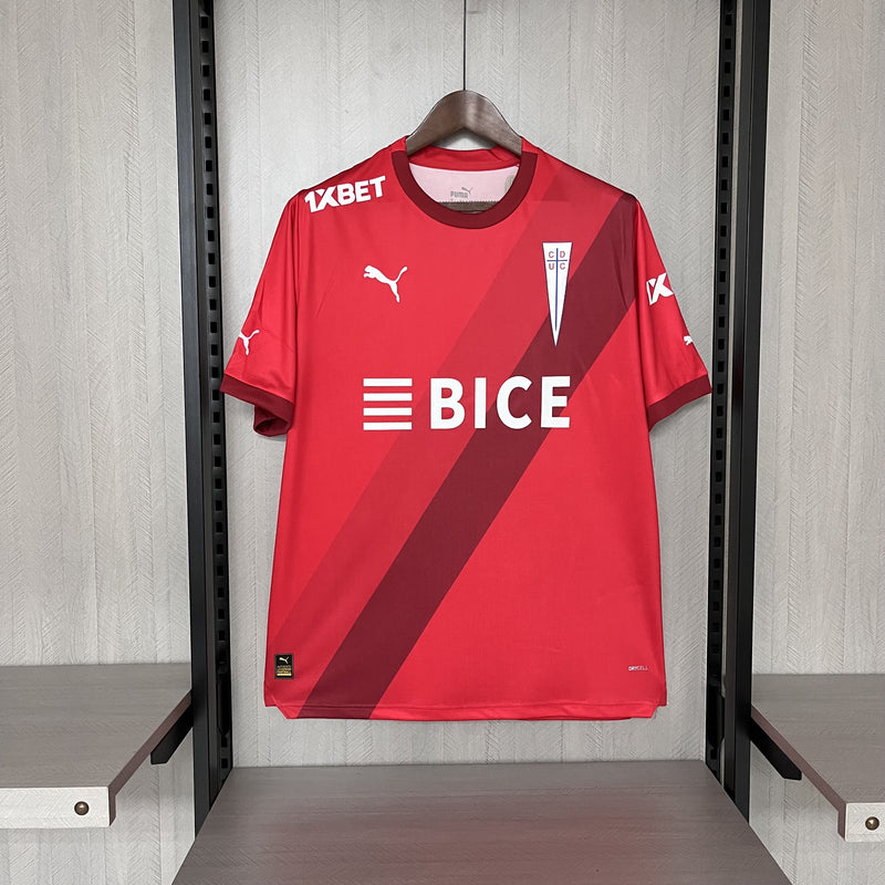 comprar-camisa-camiseta-blusa-da-universidad-católica-do-chile-nova-lançamento-da-temporada-2024/25-24/25-ii-2-segunda-reserva-away-vermelha-com-faixa-diagonal-bice-puma-ucdc-cruz-masculina-versão-modelo-torcedor-tailandesa-réplica