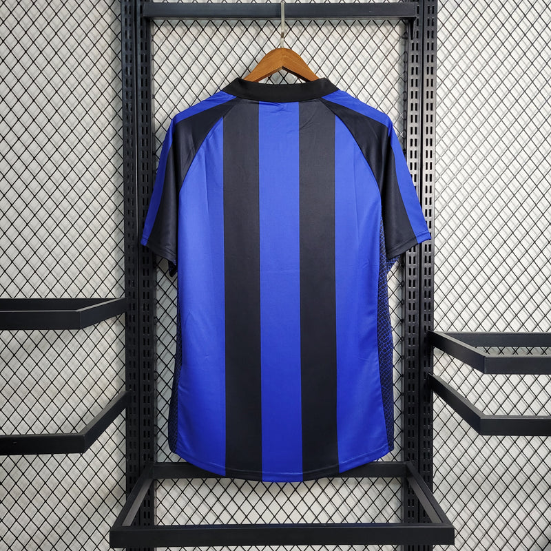 comprar-camisa-camiseta-blusa-do-da-inter-de-milão-retrô-antiga-da-temporada-20012002-200102-azul-e-preta-preto-listrada-de-com-listras-masculina-i-1-titular-principal-versão-modelo-torcedor-de-time-de-futebol-tailandesa-réplica-pirelli-ronaldo-pirlo-zanetti-zamorano-baggio