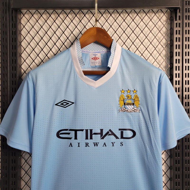 comprar-camisa-camiseta-blusa-do-manchester-city-retrô-antiga-da-temporada-2011/2012-11/12-azul-i-1-titular-principal-home-etihad-carlitos-tevez-aguero-david-silva-kompany-nasri-yaya-toure-título-campeão-da-premier-league-masculina