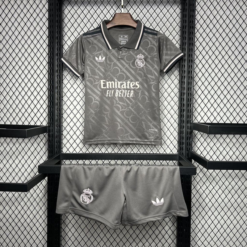 conjunto-kit-com-calção-infantil-kids-crianças-camisa-camiseta-do-real-madrid-adidas-nova-lançamento-da-temporada-2024/25-24/25-cinza-trevo-zidane-gola-polo-vinicius-jr-mbappe-iii-3-terceira-third-visitante-tailandesa-réplica-pro-mantos