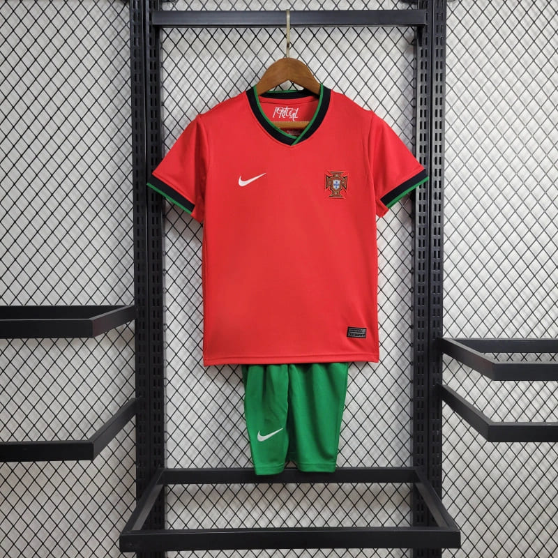 conjunto-kit-com-calção-infantil-kids-para-crianças-camisa-camiseta-de-portugal-nova-lançamento-da-temporada-2024/25-24/25-eurocopa-nike-i-1-titular-principal-primeira-home-vermelha-cristiano-ronaldo-cr7-bruno-fernandes-tailandesa