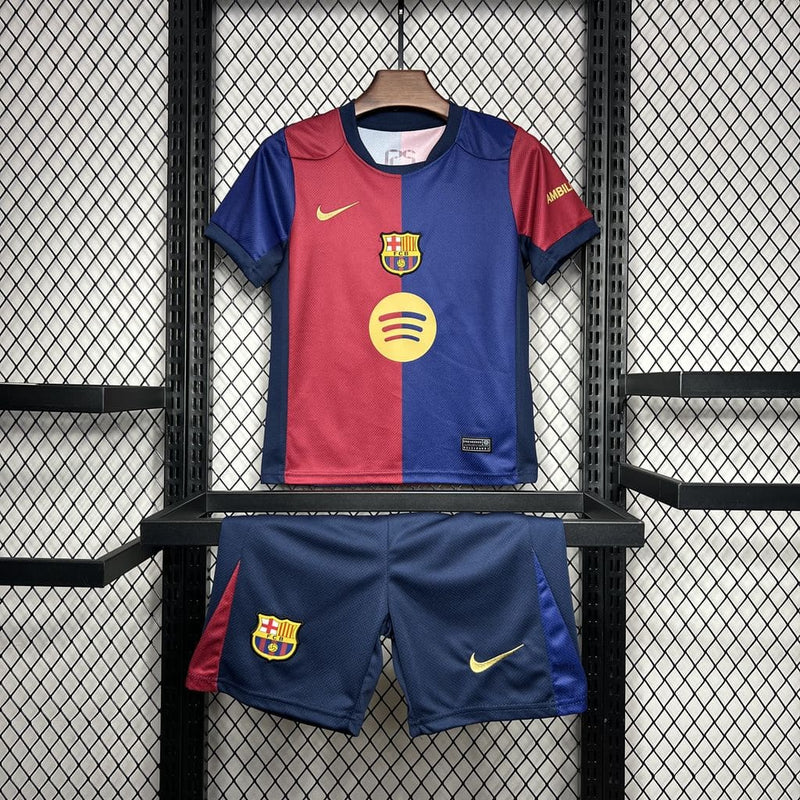 conjunto-kit-com-calção-infantil-kids-para-crianças-camisa-camiseta-do-barcelona-nova-lançamento-nike-da-temporada-2024/25-24/25-i-1-titular-principal-primeira-vermelha-e-azul-spotify-tailandesa-réplica-pro-mantos-raphinha-lamine-yamal-lewa