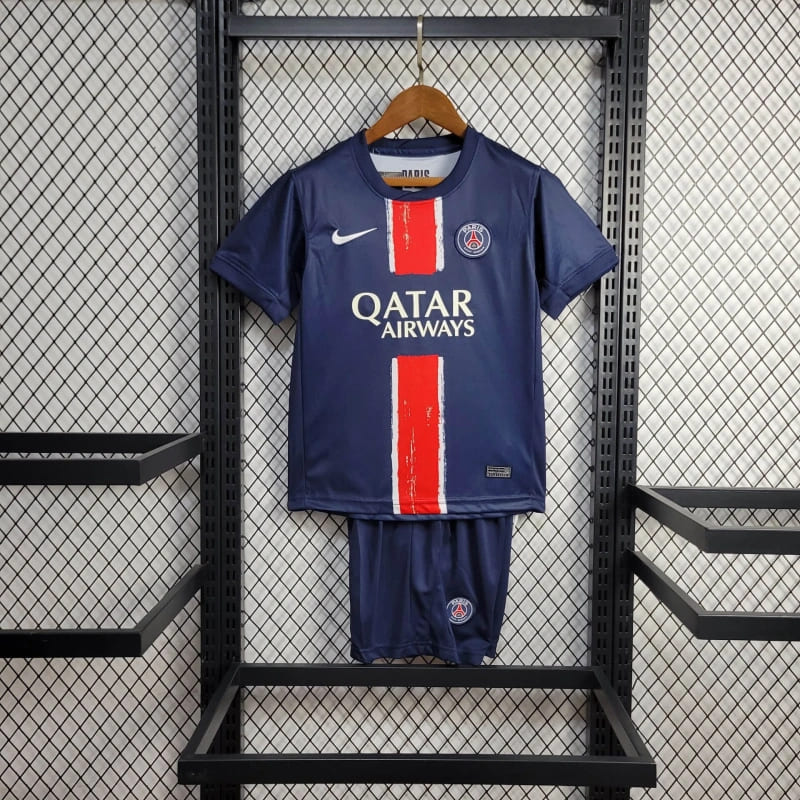 conjunto-kit-com-calção-infantil-kids-para-crianças-camisa-camiseta-do-psg-paris-saint-germain-nike-nova-lançamento-da-temporada-2024/25-24/25-azul-com-faixa-vermelha-qatar-airways-i-1-titular-principal-primeira-home-tailandesa-pro-mantos-dembele