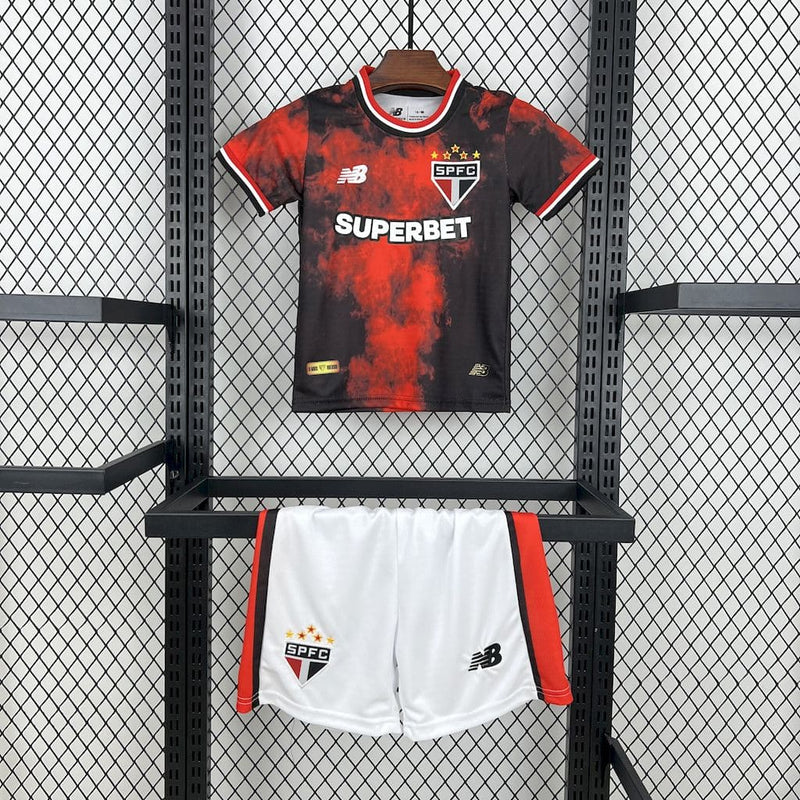 conjunto-kit-com-calção-infantil-kids-para-crianças-camisa-camiseta-do-são-paulo-nova-lançamento-new-balance-da-temporada-2024/25-24/25-iii-3-terceira-third-vermelha-com-preto-torcida-que-conduz-ônibus-tailandesa-réplica-pro-mantos-calleri