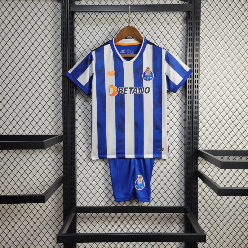 conjunto-kit-infantil-com-calção-para-crianças-infantil-camisa-camiseta-do-fc-porto-nova-lançamento-new-balance-da-temporada-2024/25-24/25-i-1-titular-principal-primeira-home-azul-com-branco-listrada-betano-tailandesa-réplica-pro-mantos